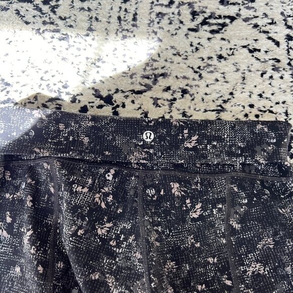 Lululemon Printed Highrise scallop hems crop leggings B100 - Picture 7 of 7